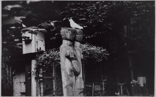 "Les Deux Soeurs" dans le jardin de la rue d'Assas, vers 1935