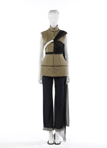 Martin Margiela, ensemble veste jean et semelles de tabis, prêt-à-porter Printemps-été 1997, collection « Stockman ». Collection du Palais Galliera