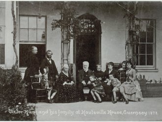 Victor Hugo avec famille et amis sur la terrasse de Hauteville House