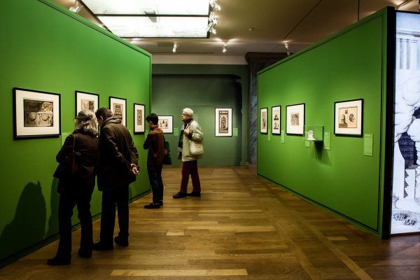 image avec des visiteurs devant des tableaux