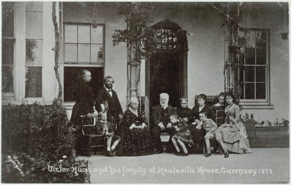 Victor Hugo avec famille et amis sur la terrasse de Hauteville House