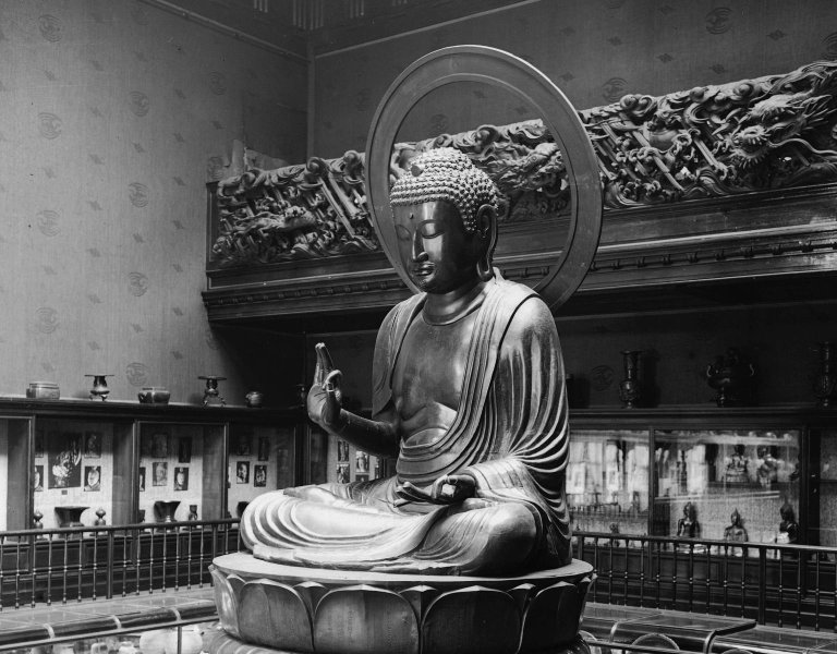 Salle du Bouddha en 1927, avec la sculpture des dragons japonais en arrière-plan © Musée Cernuschi